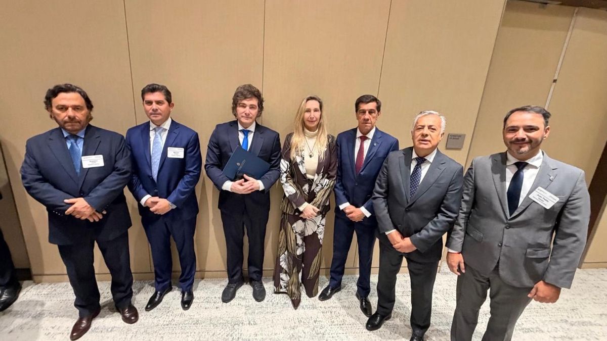 El presidente Javier Milei y la secretaria general de la Presidencia, Karina Milei, junto a los gobernadores Gustavo Sáenz (Salta), Marcelo Orrego (San Juan), Carlos Sadir (Jujuy), Alfredo Cornejo (Mendoza) y Juan Pablo Valdés (Corrientes).
