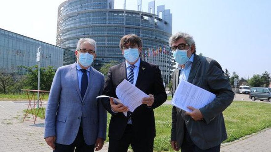Puigdemont junto a los abogados de Turull, este jueves en Estrasburgo.