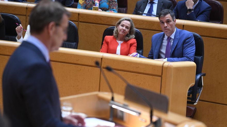 La vicepresidenta primera y ministra de Asuntos Económicos y Transformación Digital, Nadia Calviño, y el presidente del Gobierno, Pedro Sánchez, durante un pleno del Senado, a 25 de abril de 2023, en Madrid (España).