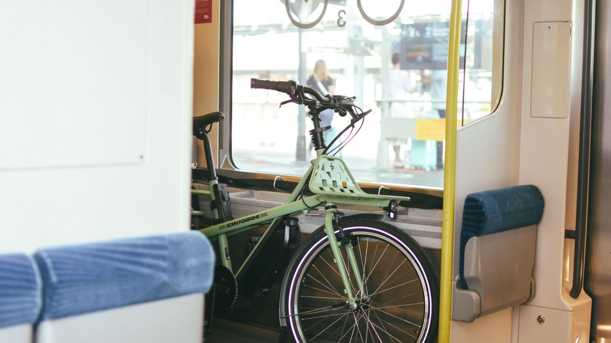 Viajar con bicicleta en un tren de Renfe: requisitos, precio y dimensiones permitidas