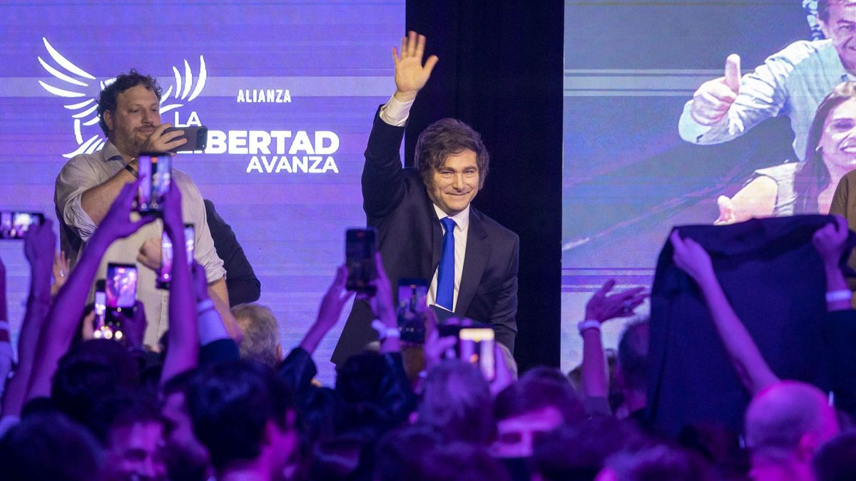 Milei, anoche, en el búnker libertario tras la victoria oficialista.