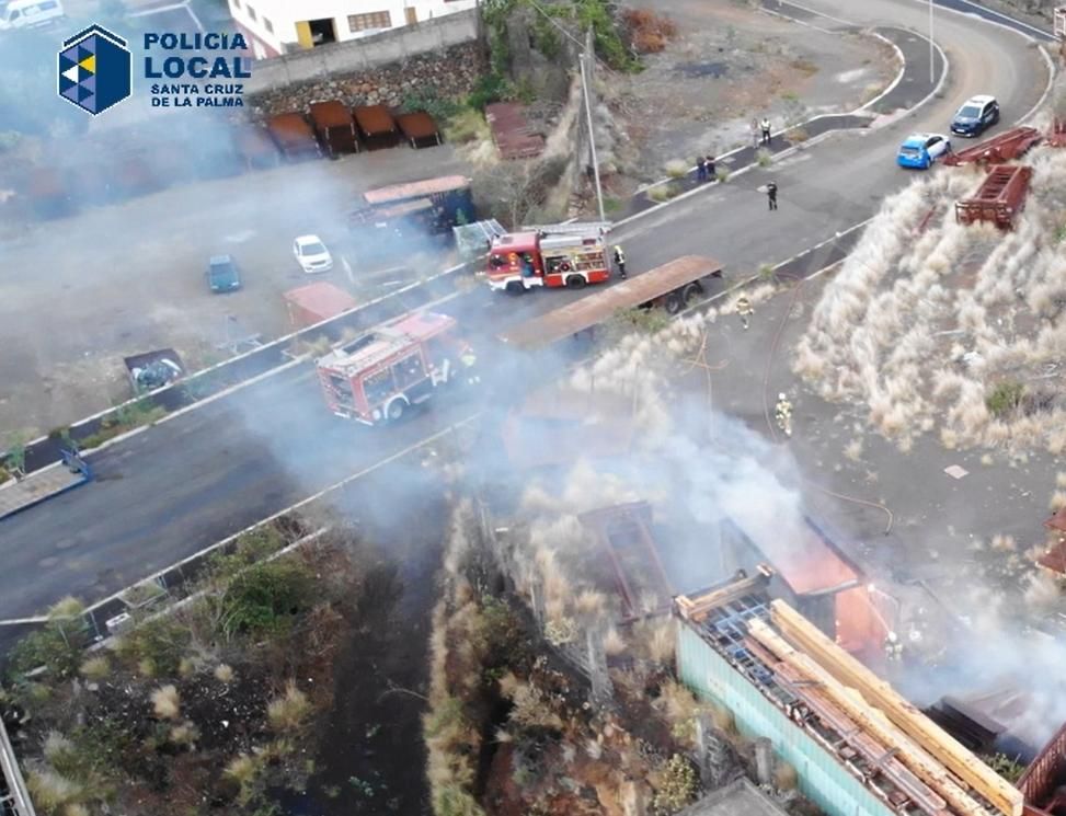 Imagen aérea del incendio de contenedores en Mirca. Foto: POLICÍA LOCAL/UNIDAD DE DRONES