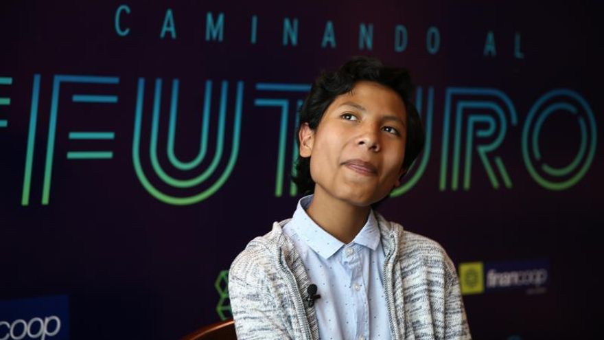 José Adolfo Quisocala Condori, de 14 años, habla durante una entrevista con Efe este miércoles en Quito (Ecuador). Quisocala Condori logró que en Arequipa, en el sur de Perú, los niños tengan su propio banco, con tarjeta de crédito incluido, en un novedoso y portentoso proyecto que fue presentado por él mismo.