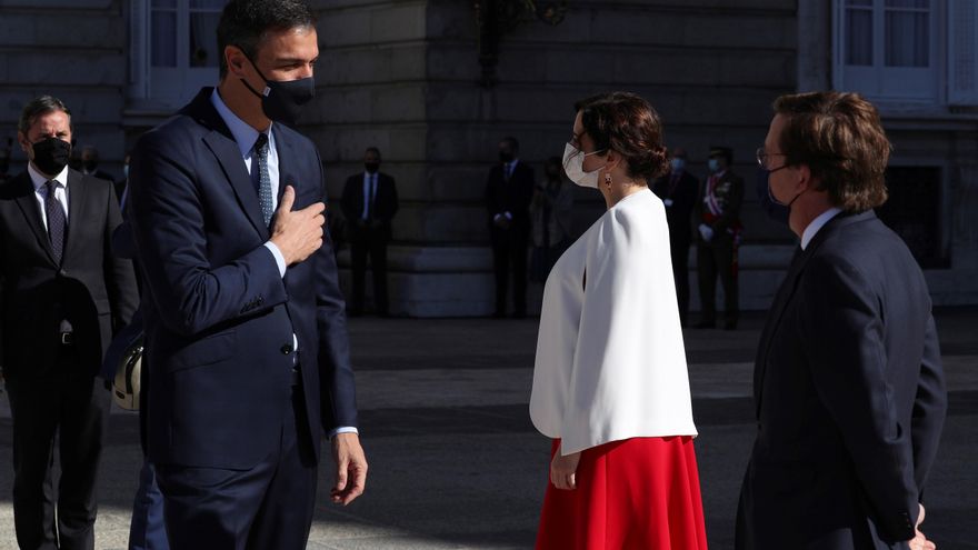 Tímido saludo entre Isabel Díaz Ayuso y Pedro Sánchez, enfrentados por las medidas aplicadas en Madrid para frenar la expansión del coronavirus