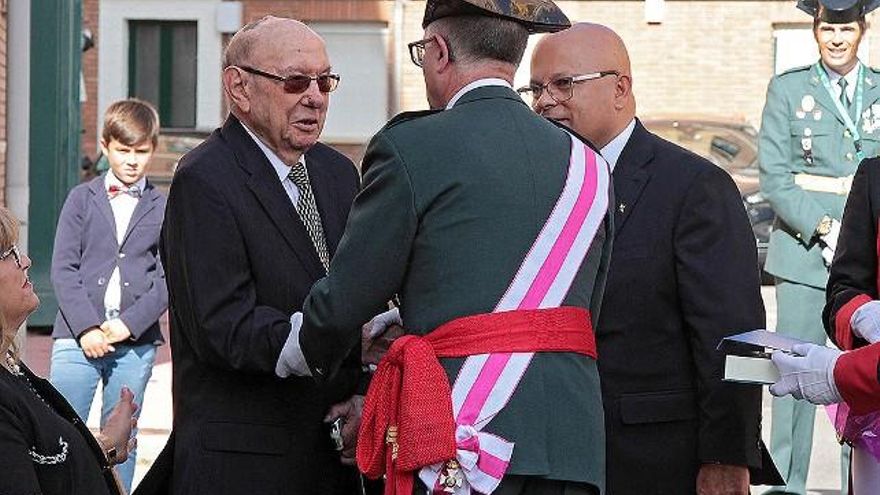 Peio García / ICAL Acto institucional con motivo de la festividad de la Virgen del Pilar, patrona de la Guardia Civil, en León. En la imagen, el subdelegado del Gobierno, Faustino Sánchez, y el General de Brigada, Clemente García, agasajan al Teniente Eugenio Rodríguez de 97 años