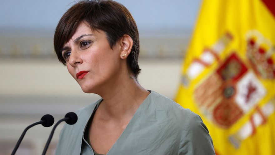 La ministra de Política Territorial, Isabel Rodríguez, atiende a la prensa tras su reunión con el vicepresidente y conseller de Políticas Digitales y Territorio, Jordi Puigneró, y la consellera de la Presidencia, Laura Vilagrà, este lunes en Madrid con motivo de la reactivación de la Comisión Bilateral Estado-Generalitat entre los gobiernos central y catalán y en la que Cataluña reclamará "56 traspasos pendientes", pero no se tratarán cuestiones de autodeterminación y amnistía. EFE/ Mariscal