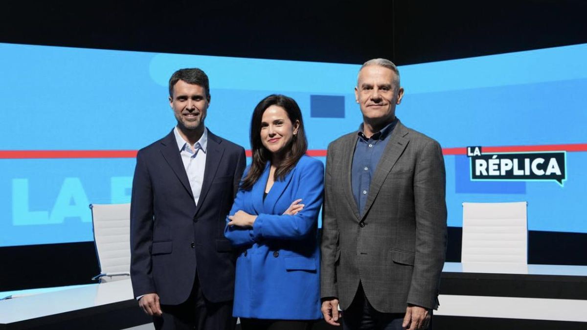 El administrador general de Radio Televisión Canaria, César Toledo, a la derecha, junto a los presentadores de La Retranca, Mayer Trujillo y Marta Rodríguez.