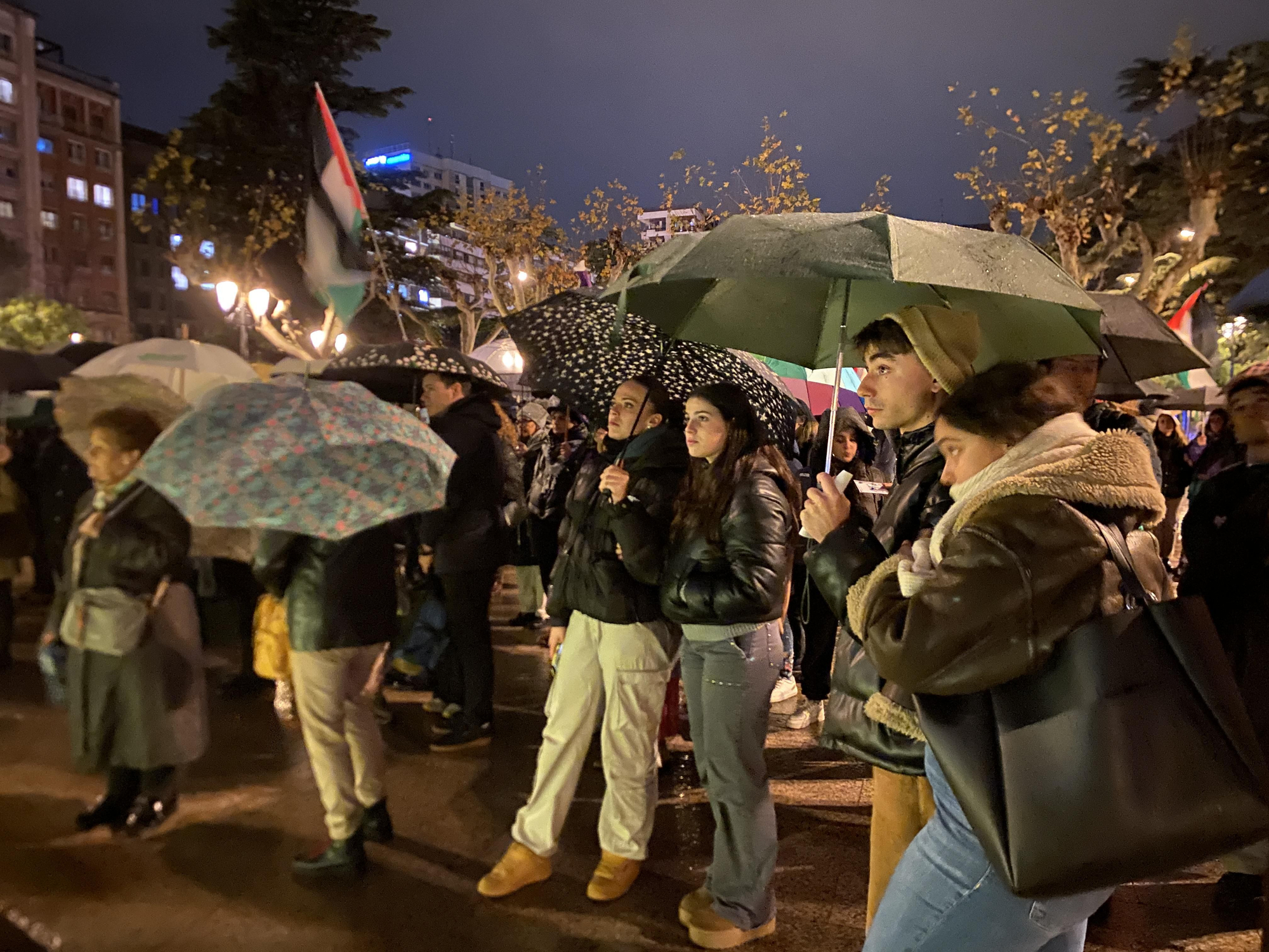 La lluvia no calla el grito feminista contra la violencia de género en Logroño