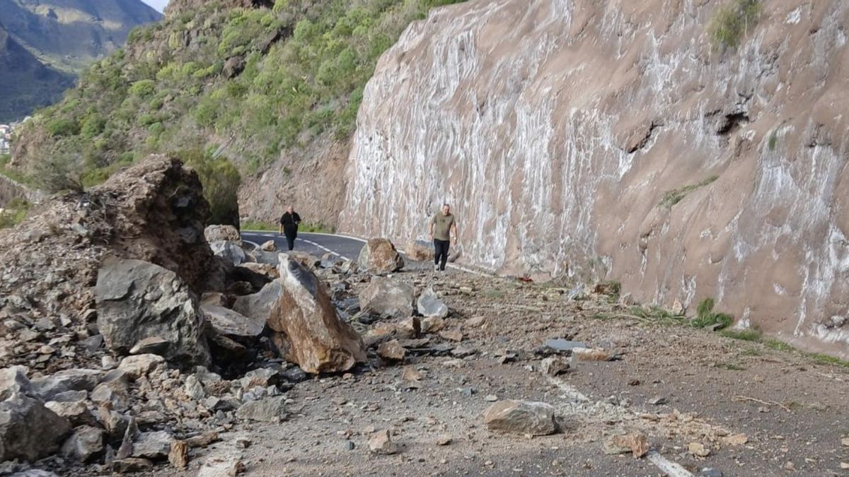 Obras de emergencia por desprendimientos en una carretera de Santiago del Teide