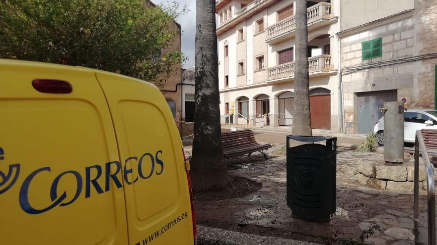 Archivo - Furgoneta Correos
