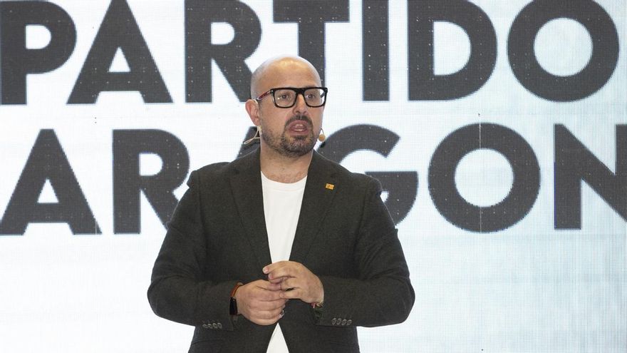 El candidato del Partido Aragonés (PAR) a la presidencia de Aragón, Alberto Izquierdo, durante el evento de fin de campaña