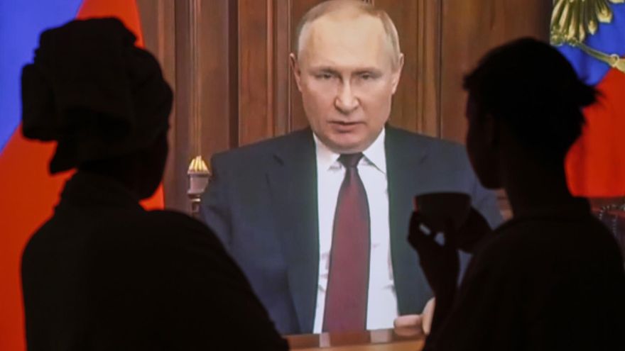 Ciudadanos de Moscú siguen la retransmisión del discurso de Putin sobre el ataque a Ucrania el pasado viernes
