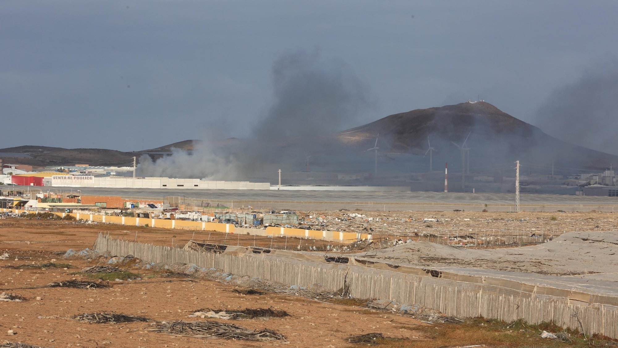 Incendio en una nave industrial en Arinaga.