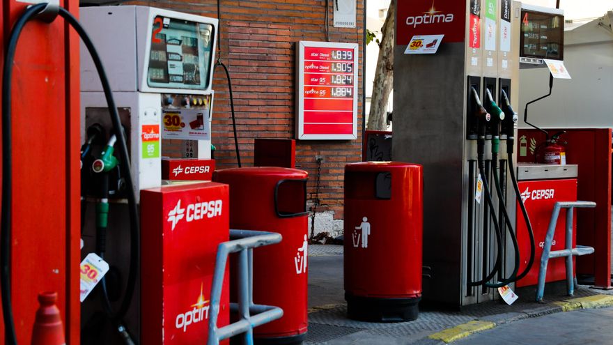 El precio de los carburantes se mantiene a la baja desde finales de julio