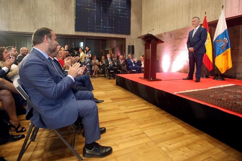 El ministro en funciones de Fomento, José Luis Ábalos (i), asistió este martes a la toma de posesión del socialista Ángel Víctor Torres.