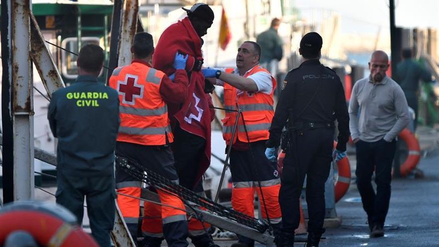 Rescatan a 39 inmigrantes de una patera a 7 millas de la isla de Alborán