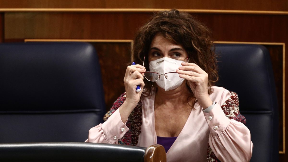 La ministra portavoz y de Hacienda, María Jesús Montero, durante una sesión plenaria celebrada en el Congreso de los Diputados, en Madrid, (España), a 28 de enero de 2021. Durante el pleno de hoy el Congreso debatirá la convalidación de los decretos leyes