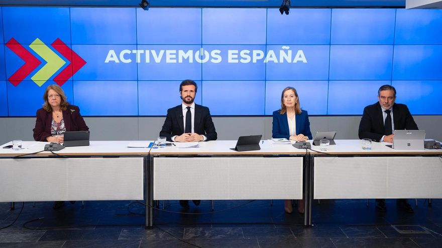 Archivo - El líder del PP, Pablo Casado,  junto a Elvira Rodríguez, Ana Pastor y Enrique López que coordinarán las medidas económicas, sanitarias y jurídicas del PP en la desescalada. Madrid, 12 de mayo de 2020.