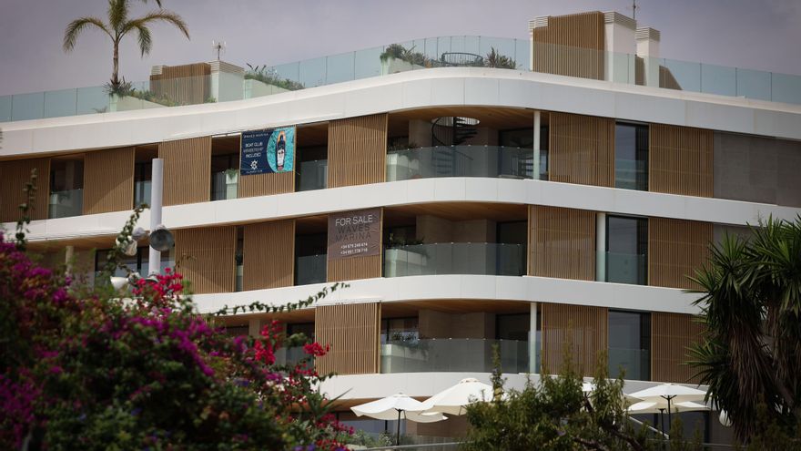 Hoteles de lujo y discotecas de Ibiza se lanzan a la promoción de pisos millonarios
