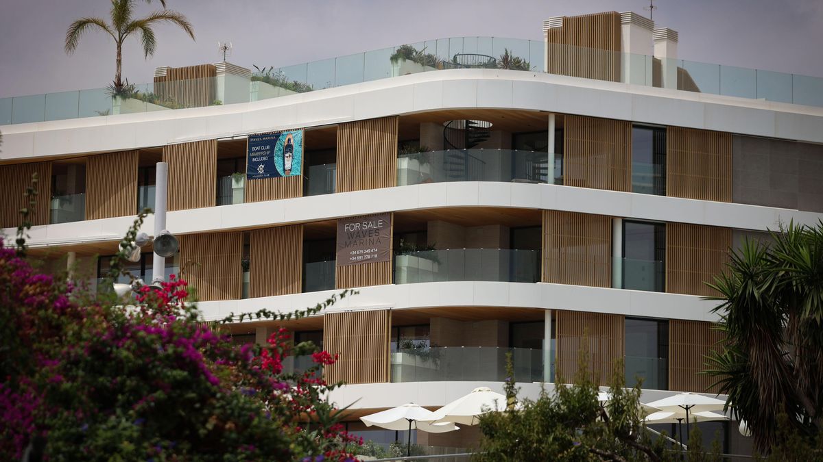 Hoteles de lujo y discotecas de Ibiza se lanzan a la promoción de pisos millonarios