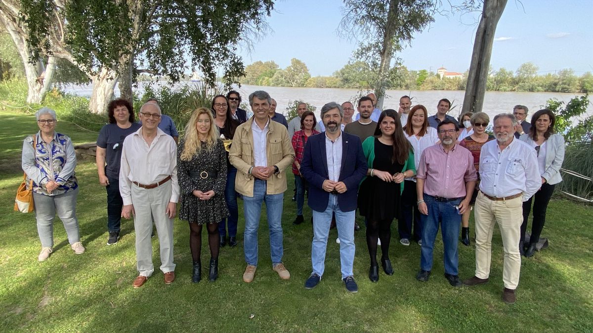 Imagen de Modesto González, elegido candidato de Andaluces Levantaos a la Presidencia de la Junta de Andalucía, rodeado este viernes de militantes.
