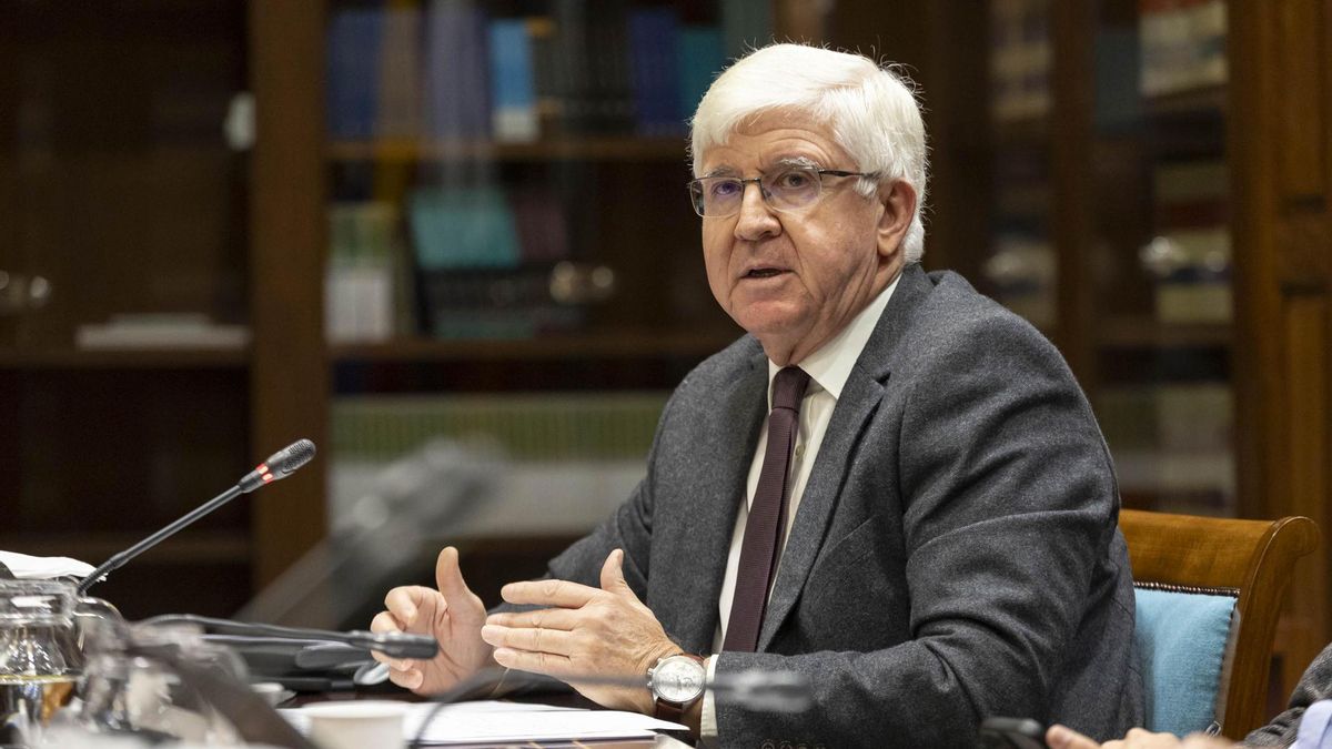 El presidente de la Audiencia de Cuentas de Canarias, Pedro Pacheco, durante su intervención en la comisión parlamentaria celebrada este lunes.