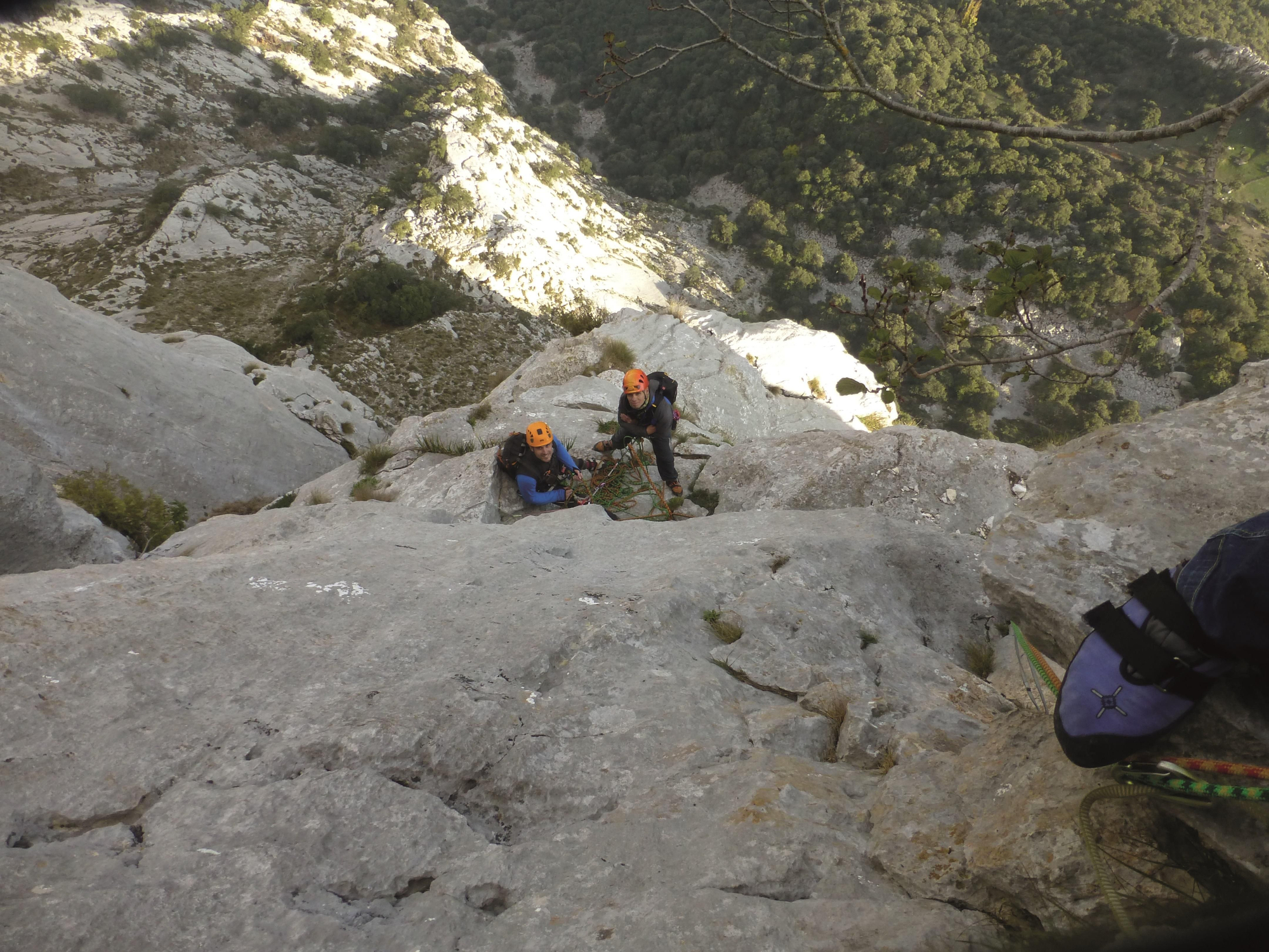 Pepe y Miguel pendientes del progreso del primero de cuerda.