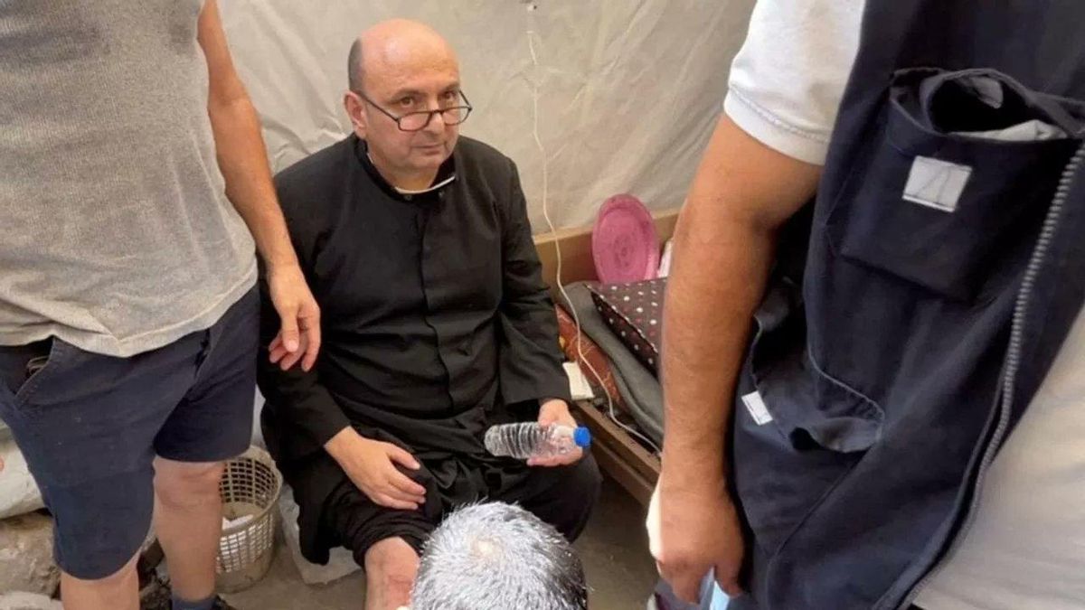 Gabriel Romanelli, el cura párroco de la Iglesia de la Sagrada Familia, muestra sus heridas tras el ataque en la Franja de Gaza.