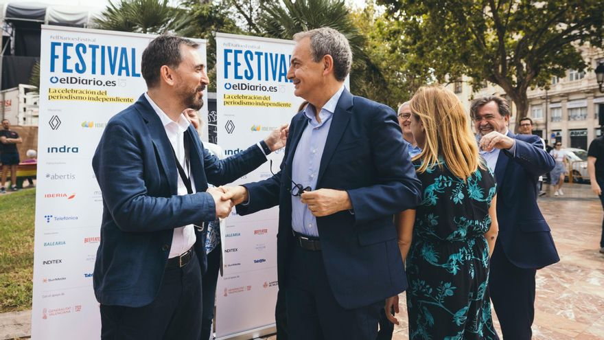 Ignacio Escolar saluda a José Luis Rodríguez Zapatero.