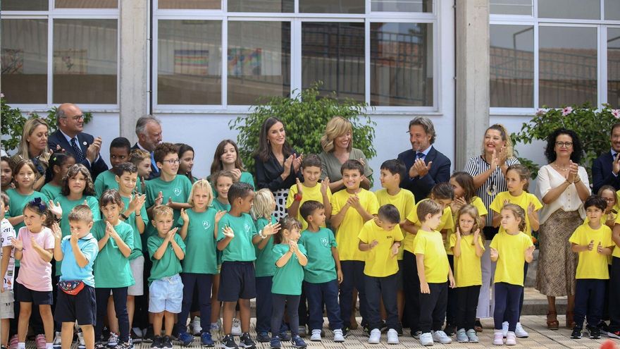 La reina Letizia (c) acompañada por el presidente de Canarias, Ángel Víctor Torres (3i); la ministra de Educación y Formación Profesional, Pilar Alegría (5d); el presidente del Parlamento canario, Gustavo Matos (4d); y el delegado del Gobierno en las islas, Anselmo Pestana (2i), durante su visita al centro Princesa Acerina.