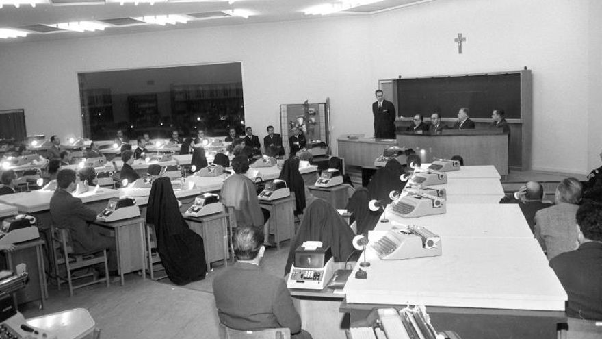 En 1965 la Institución de Formación del Profesorado de Enseñanaza laboral se celebra el Primer Curso de mecanización administrativa organizado por el Ministerio de Educación Nacional con la colaboración de Hispano Olivetti.