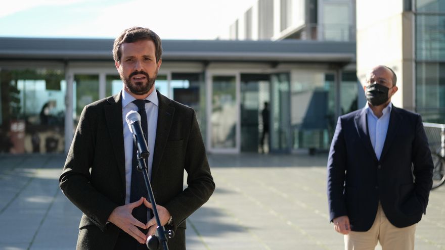 El presidente del PP, Pablo Casado interviene durante su visita al Instituto Catalán de Investigación Científica en Tarragona, acompañado del presidente del PPC, Alejandro Fernández. En Tarragona, a 21 de diciembre de 2020.