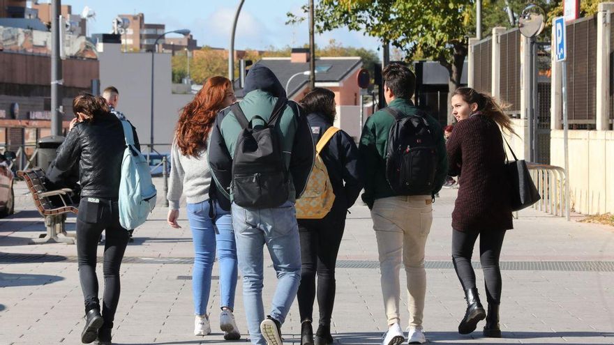 Jóvenes paseando por la calle. Foto de Archivo