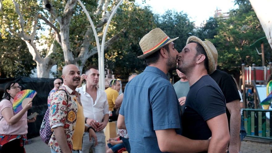 Sombreros, abanicos, mantones, banderas y besos