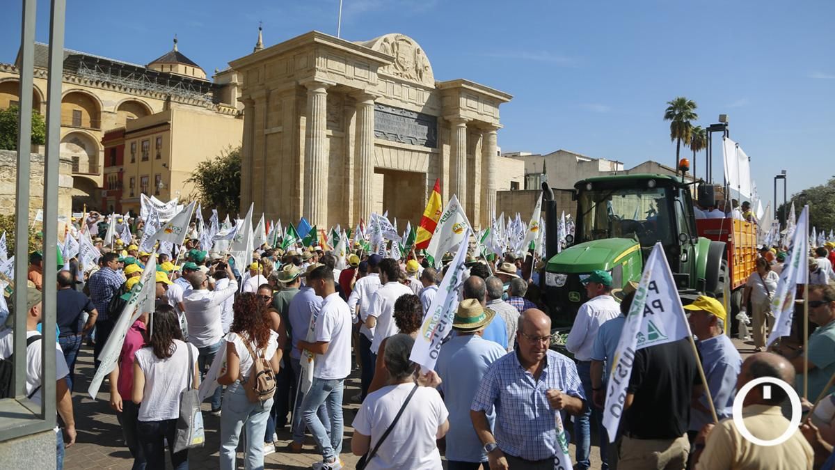 Concentración del sector agrario ante los ministros de la Unión Europea en la Puerta del Puente