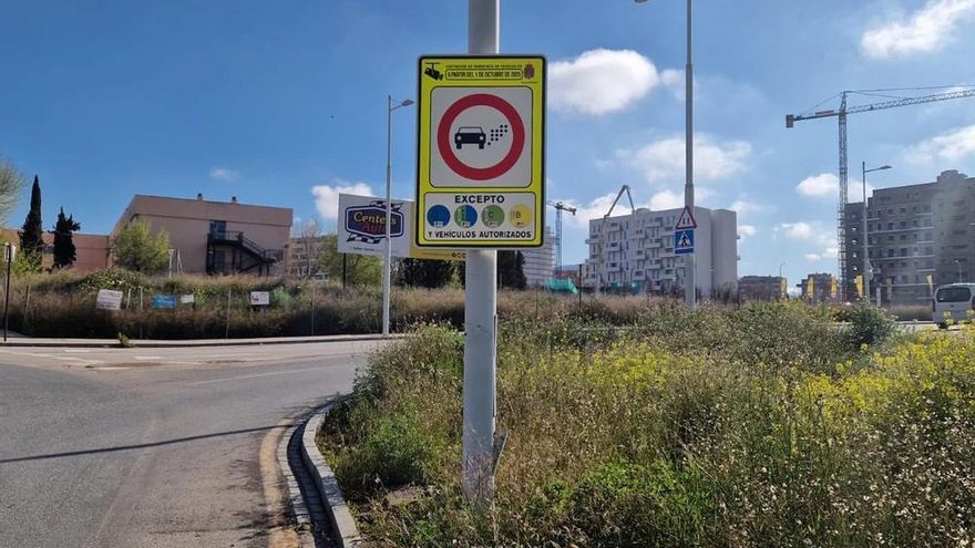 La acumulación de multas 'en diferido' por la nueva zona de bajas emisiones indigna en Granada: "No pienso pagar"