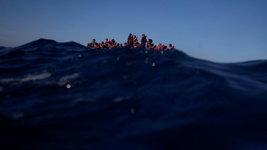 Una barcaza con 34 migrantes espera ayuda desde hace 36 horas en el Mediterráneo