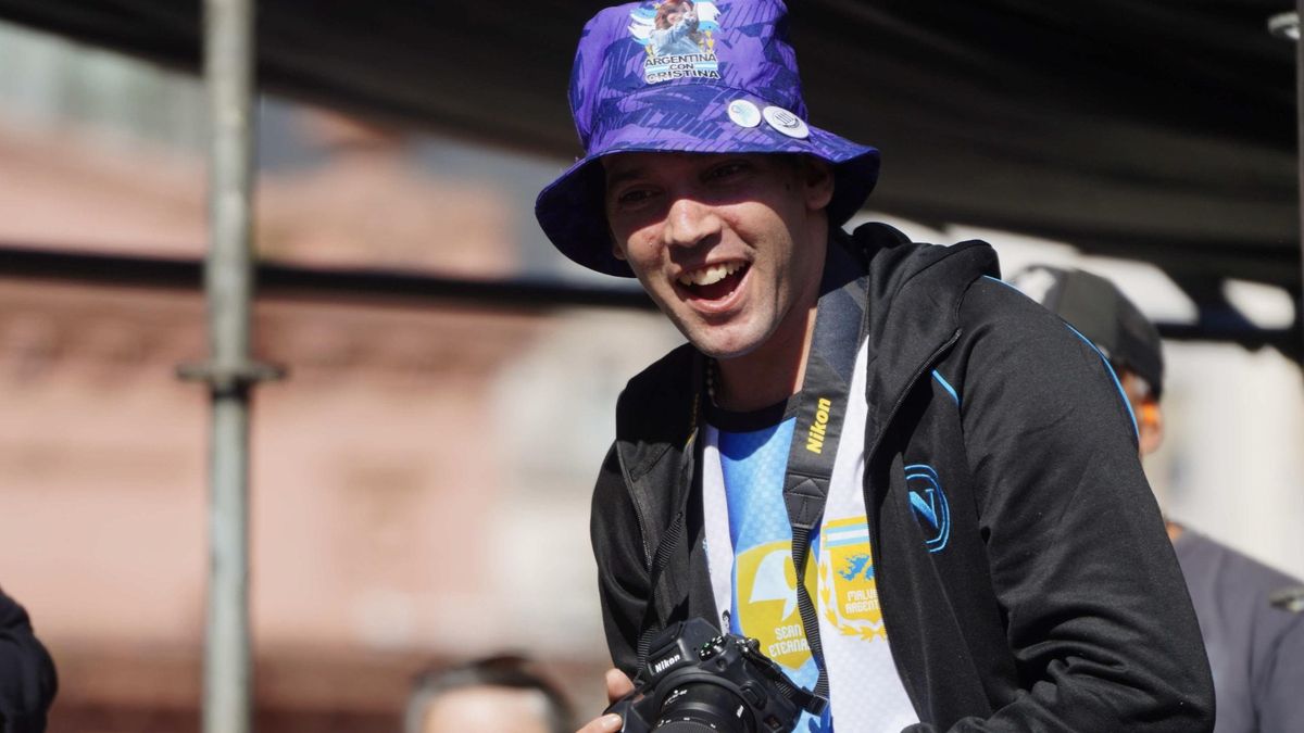 Pablo Grillo, el fotógrafo baleado durante una represión, presente en la marcha.