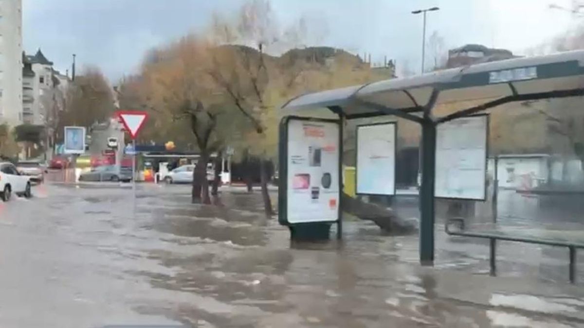 La intensa lluvia en Santander vuelve a inundar la Plaza Italia, la rotonda de Valdecilla y Campogiro, entre otras zonas