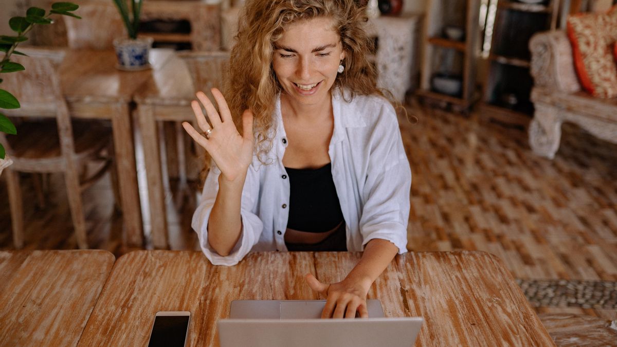 Una alumna asiste a una clase 'online'.