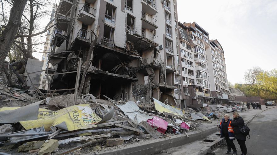 Estado de un edificio bombardeado en Kiev. EFE/EPA/SERGEY DOLZHENKO