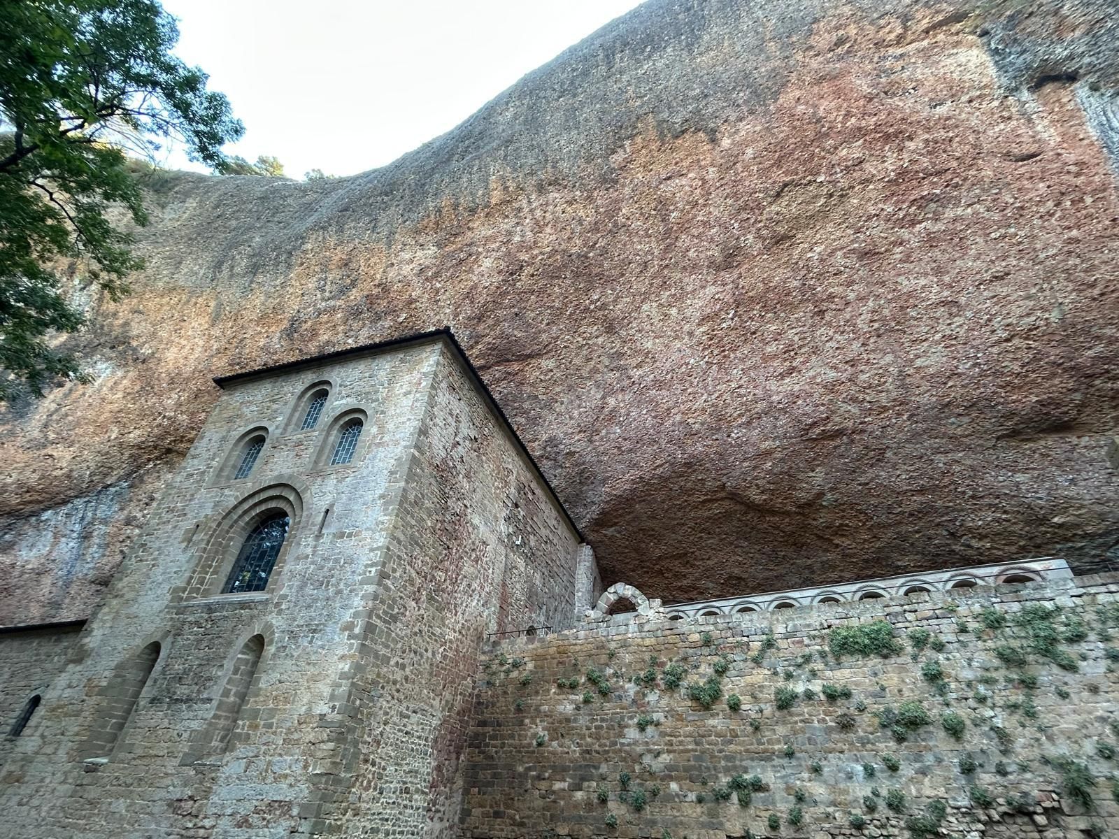 El monasterio viejo de San Juan de la Peña, tras el paso de las llamas en el incendio de Riglos.