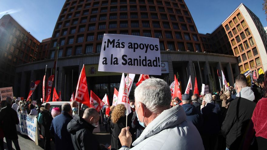 Varios centenares de personas se han sumado este domingo en Madrid a la marcha en defensa de la Atención Primaria, convocada por 110 entidades y organizaciones. EFE/David Fernández