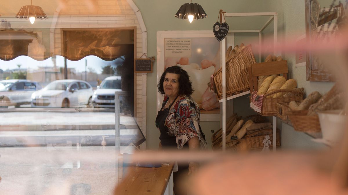 La panadera Carmen Cánovas, después de un verano con bastante clientela, ya vislumbra otro año de poco trabajo y muchos malabares para llegar a fin de mes.