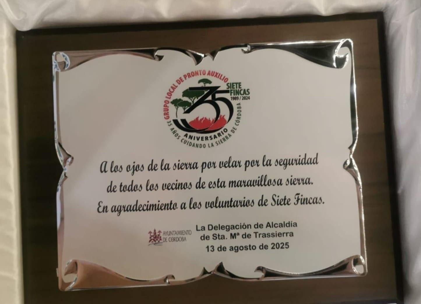 Placa de homenaje a los voluntarios de las Siete Fincas.