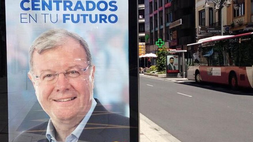 El cartel de Antonio Silván y al fondo el de Luis Tudanca para las Elecciones 2019. Foto: Uribe.
