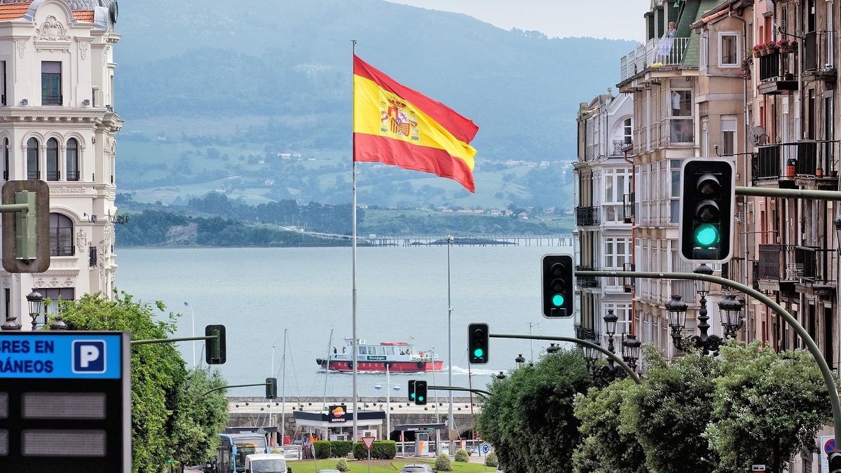 Archivo - Bandera de España en Puertochico