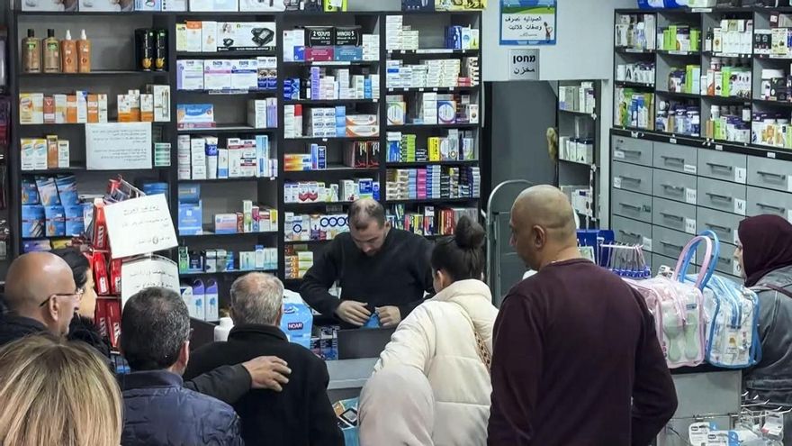 Numerosas personas realizan compras de provisiones, alimentos y medicinas, en la ciudad vieja en Jerusalén.