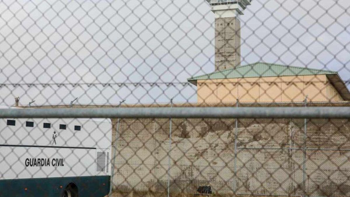 Furgón de la Guardia Civil en una prisión. AUGC