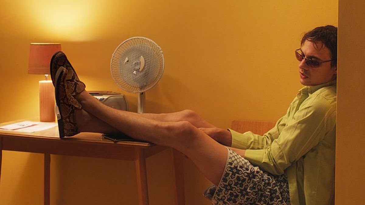 Mike, escuchando en su habitación una cinta para superar sus adicciones